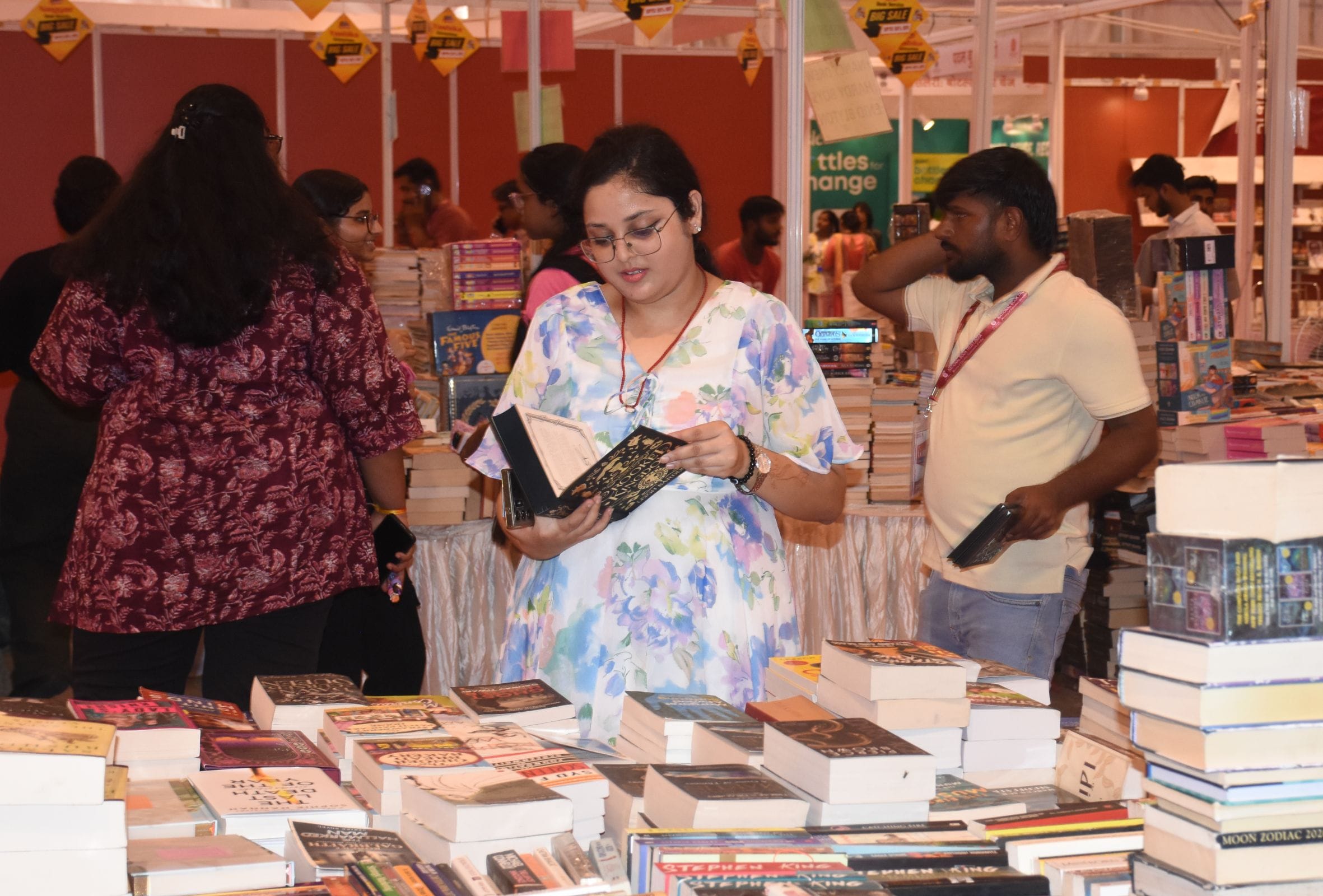 गोमती पुस्तक महोत्सव में किताबें देखतीं युवतियां। कार्यक्रम में छात्र-छात्राओं के साथ मुख्यमंत् गोमती पुस्तक महोत्सव में किताबें देखतीं युवतियां। कार्यक्रम में छात्र-छात्राओं के साथ मुख्यमंत्