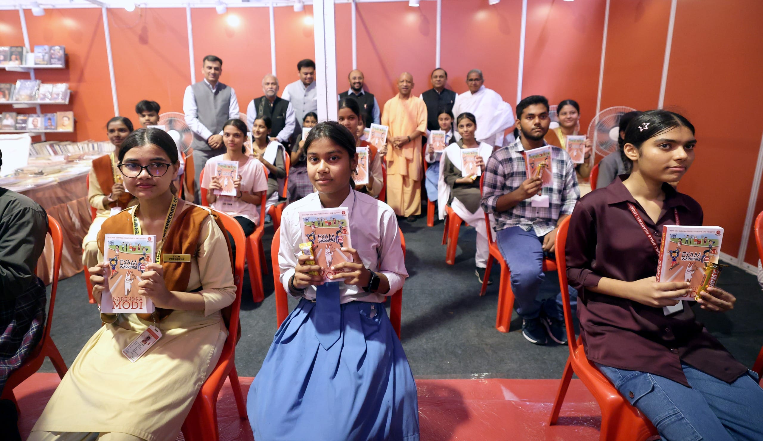 गोमती पुस्तक महोत्सव में किताबें देखतीं युवतियां। कार्यक्रम में छात्र-छात्राओं के साथ मुख्यमंत् गोमती पुस्तक महोत्सव में किताबें देखतीं युवतियां। कार्यक्रम में छात्र-छात्राओं के साथ मुख्यमंत्