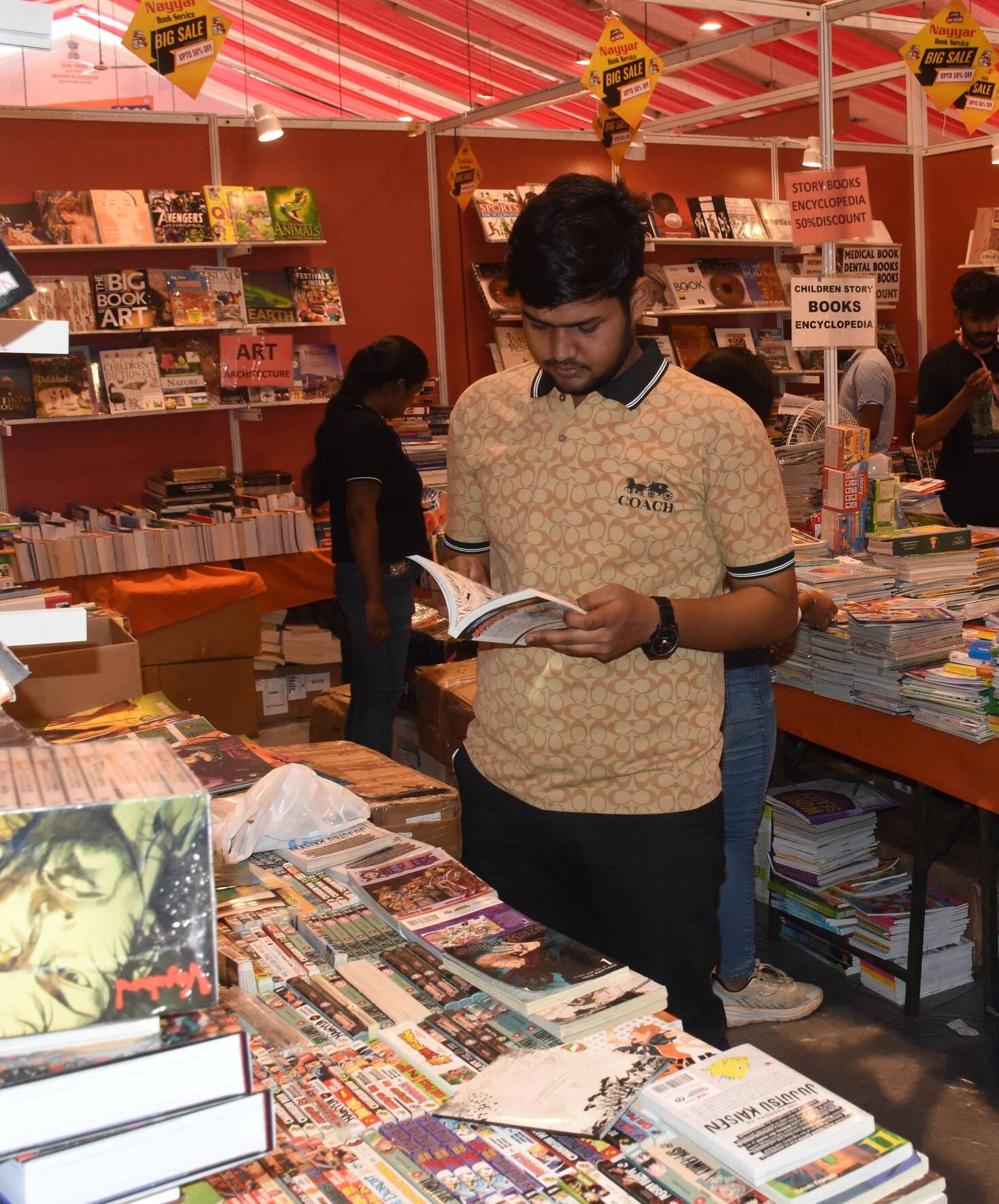 गोमती पुस्तक महोत्सव में किताबें देखतीं युवतियां। कार्यक्रम में छात्र-छात्राओं के साथ मुख्यमंत् गोमती पुस्तक महोत्सव में किताबें देखतीं युवतियां। कार्यक्रम में छात्र-छात्राओं के साथ मुख्यमंत्