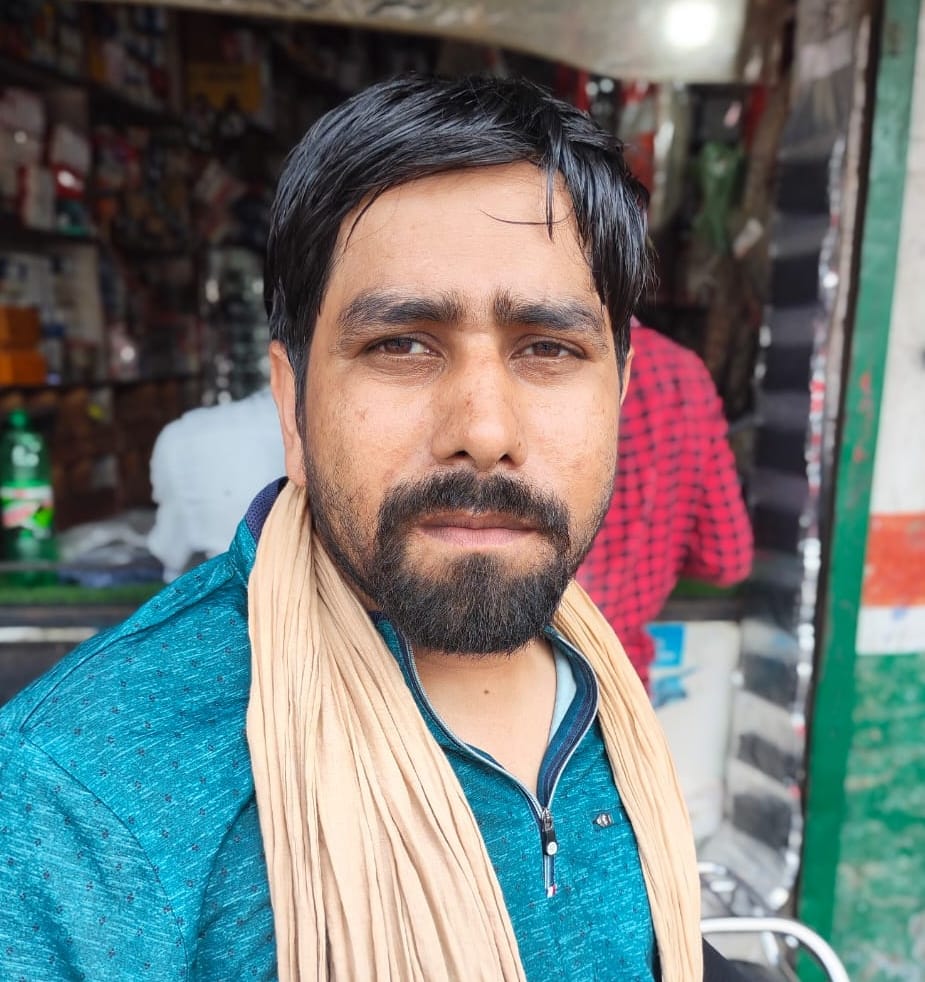 ग्रेटर नोएडा के कुलेसरा के मुख्य मार्ग पर नाला निर्माण के दौरान खुले छोडे गए लोहे की सरिया दे र ग्रेटर नोएडा के कुलेसरा के मुख्य मार्ग पर नाला निर्माण के दौरान खुले छोडे गए लोहे की सरिया दे र