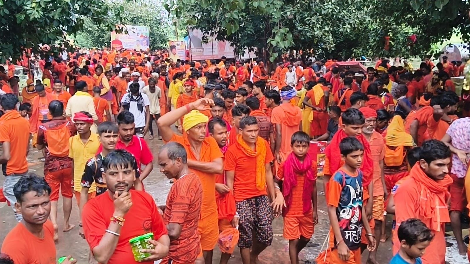 घाटों पर की गई बैरिकेडिंग। संवाद