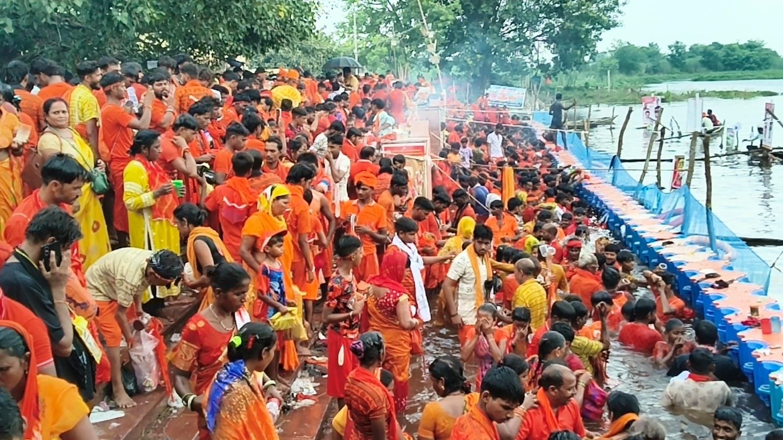घाटों पर की गई बैरिकेडिंग। संवाद