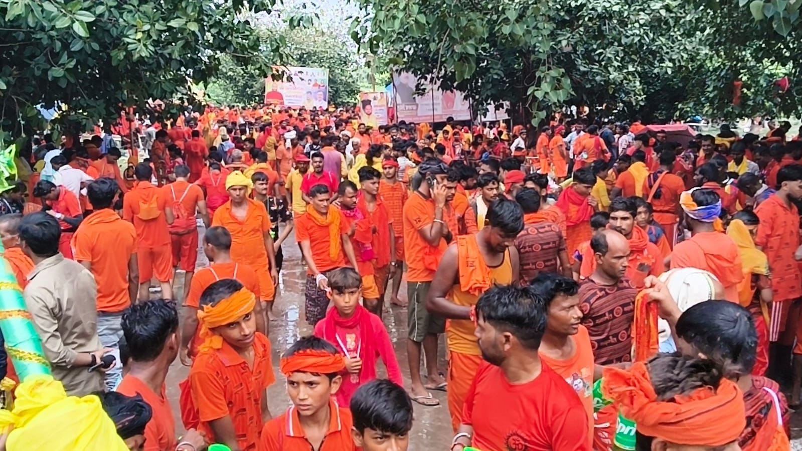 घाटों पर की गई बैरिकेडिंग। संवाद