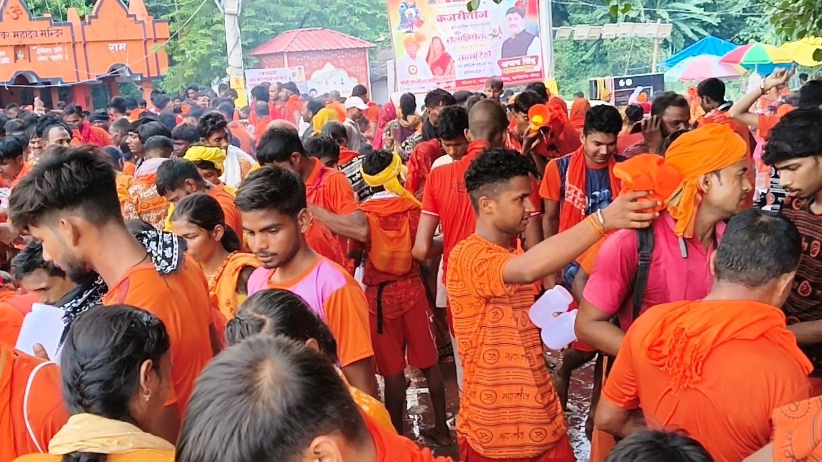 घाटों पर की गई बैरिकेडिंग। संवाद