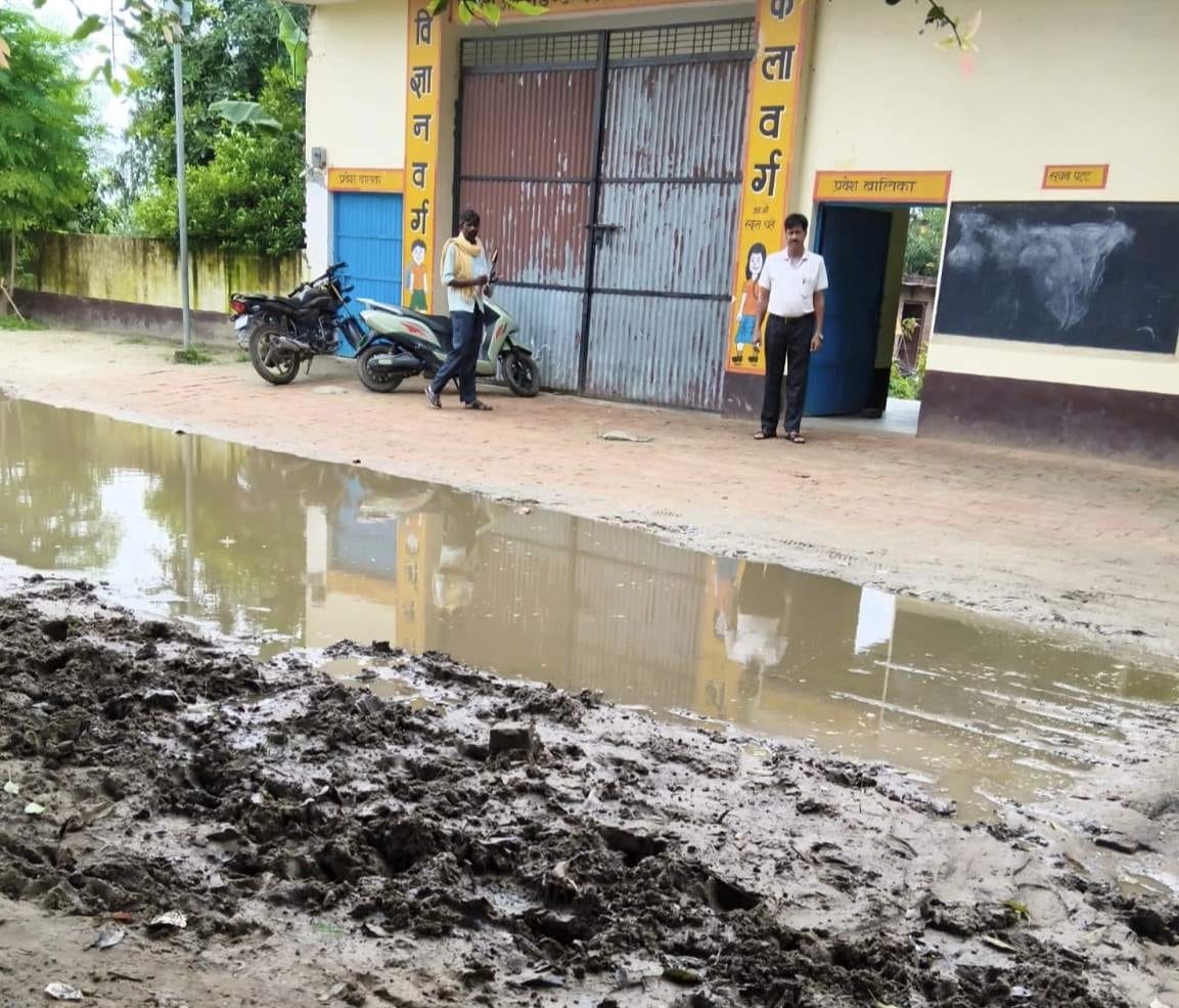 जलालाबाद, विश्राम को राहत किट देते कानूनगो। संवाद जलालाबाद, विश्राम को राहत किट देते कानूनगो। संवाद