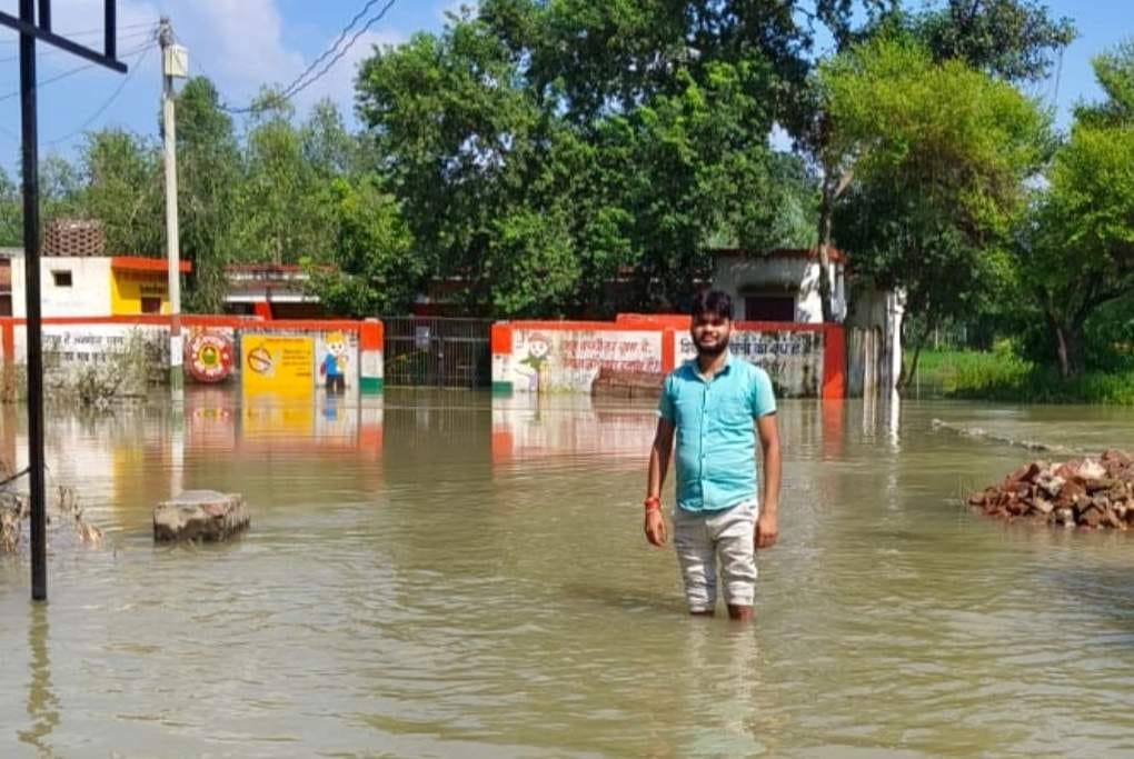 जलालाबाद, विश्राम को राहत किट देते कानूनगो। संवाद जलालाबाद, विश्राम को राहत किट देते कानूनगो। संवाद