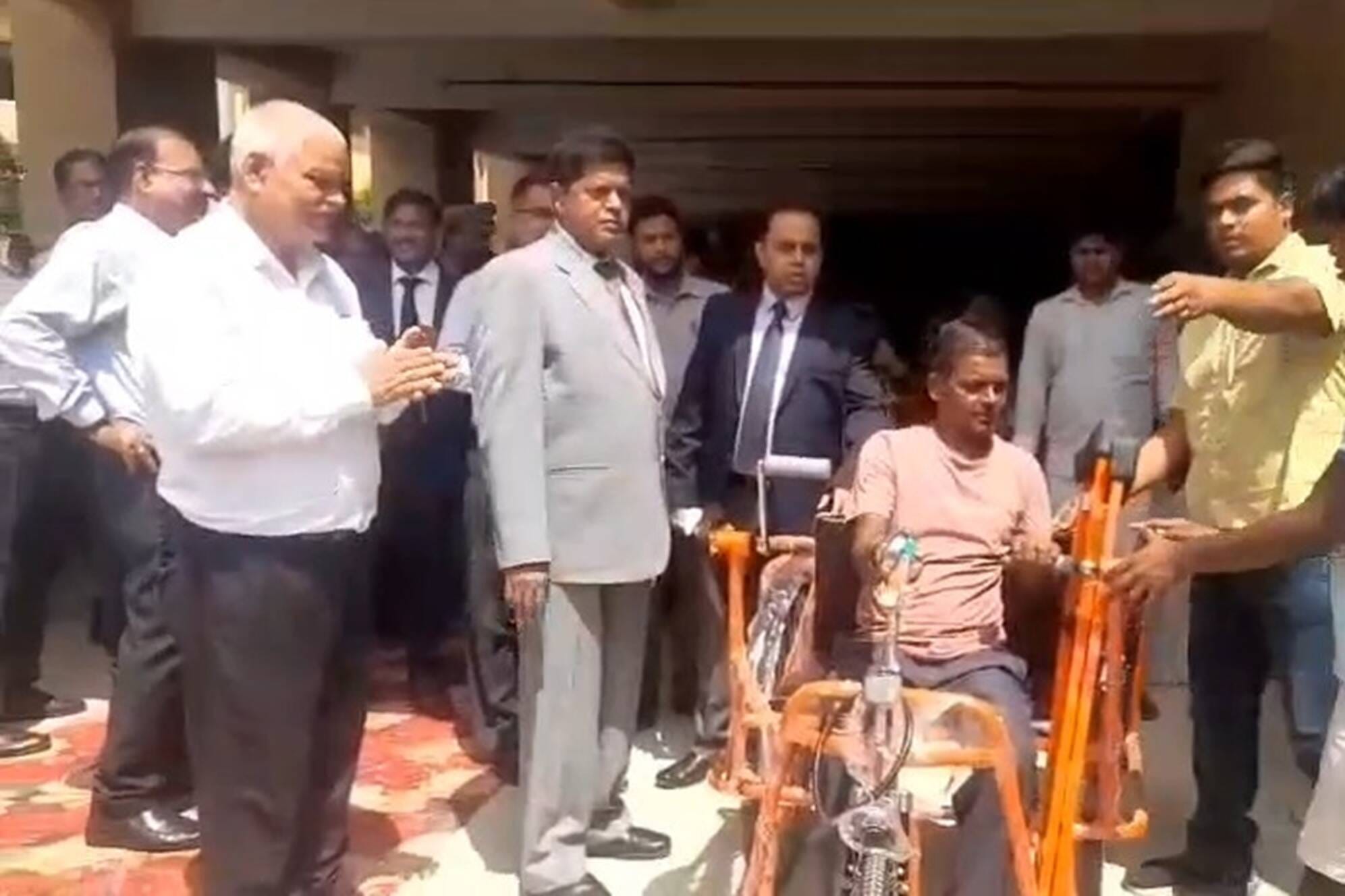 जनपद न्यायालय के दसकक्षीय सभागार में दीप प्रज्वलित कर राष्ट्रीय लोक अदालत का शुभारंभ करते जिला जनपद न्यायालय के दसकक्षीय सभागार में दीप प्रज्वलित कर राष्ट्रीय लोक अदालत का शुभारंभ करते जिला