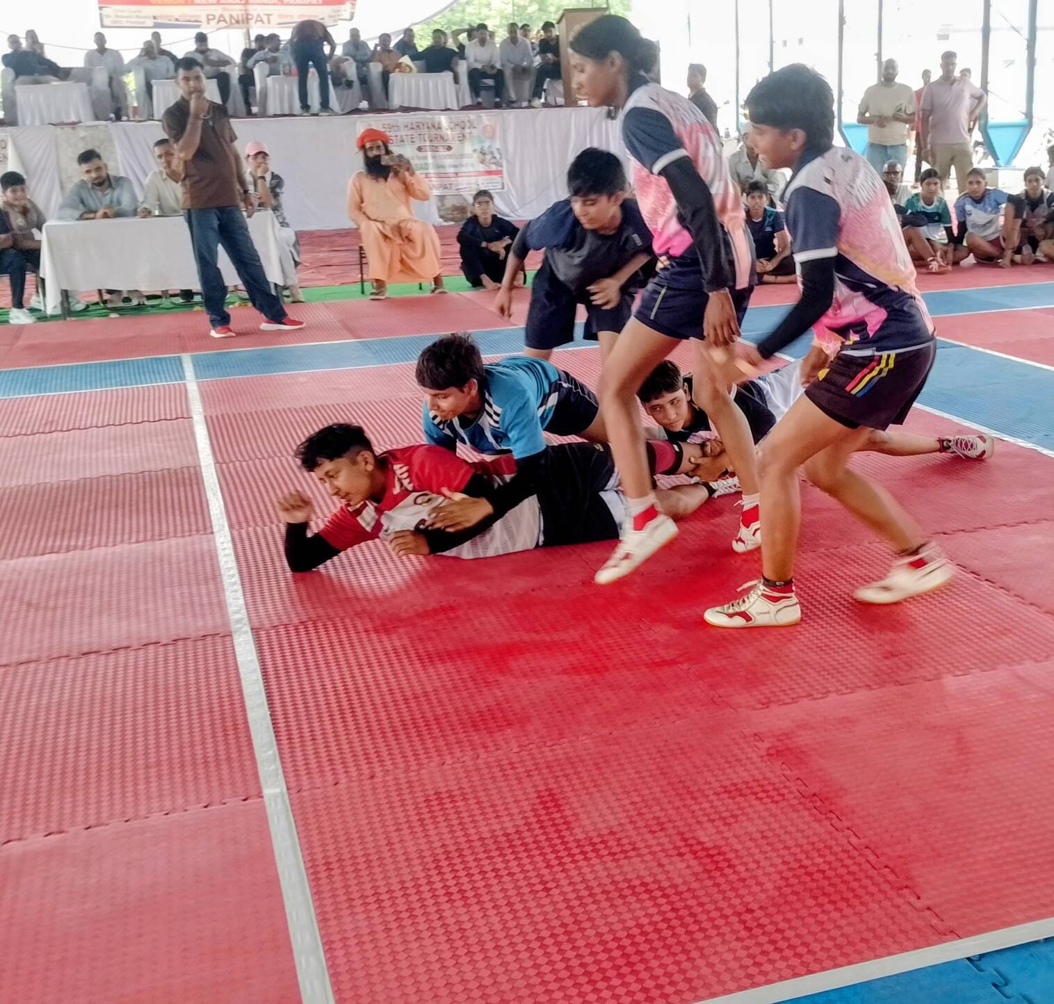 जीत के लिए टक्कर, राज्य स्तरीय कबड्डी प्रतियोगिता में प्वाइंट के लिए मशक्कत करती कैथल की खिलाड़ जीत के लिए टक्कर, राज्य स्तरीय कबड्डी प्रतियोगिता में प्वाइंट के लिए मशक्कत करती कैथल की खिलाड़