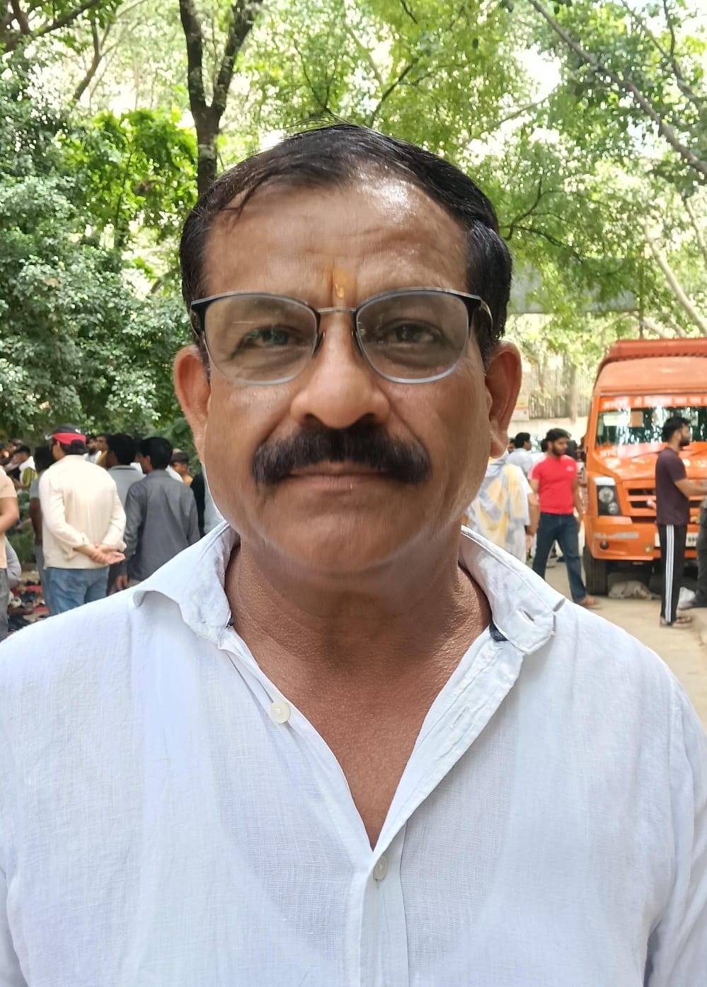 झाड़सा में बाबा बालकनाथ मंदिर में बैठी पंचायत। श्रवण