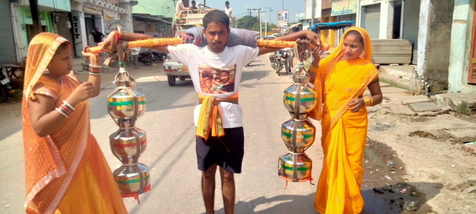 कलश में जल लेकर जाता कावड़िया।