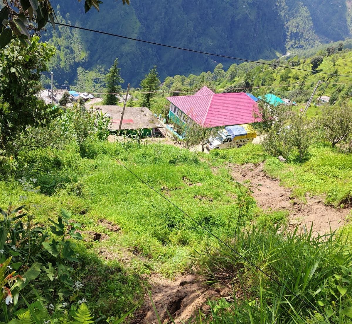 कमांद गांव में भू-स्खलन की चपेट में आए ग्रामीणों के खेत। संवाद कमांद गांव में भू-स्खलन की चपेट में आए ग्रामीणों के खेत। संवाद