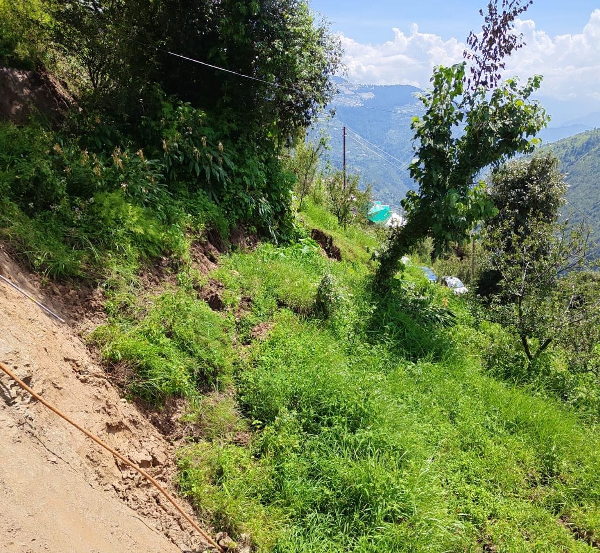 कमांद गांव में भू-स्खलन की चपेट में आए ग्रामीणों के खेत। संवाद कमांद गांव में भू-स्खलन की चपेट में आए ग्रामीणों के खेत। संवाद