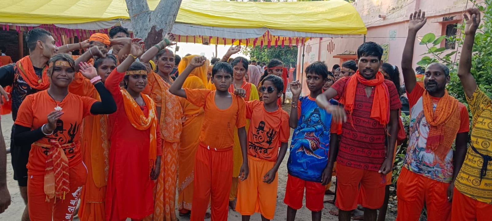 करनैलगंज में सरयू नदी से जल लेने के लिए उमड़े कांवड़िये। संवाद करनैलगंज में सरयू नदी से जल लेने के लिए उमड़े कांवड़िये। संवाद