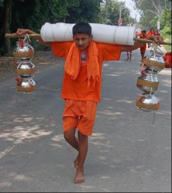 करनैलगंज में सरयू नदी से जल लेने के लिए उमड़े कांवड़िये। संवाद करनैलगंज में सरयू नदी से जल लेने के लिए उमड़े कांवड़िये। संवाद