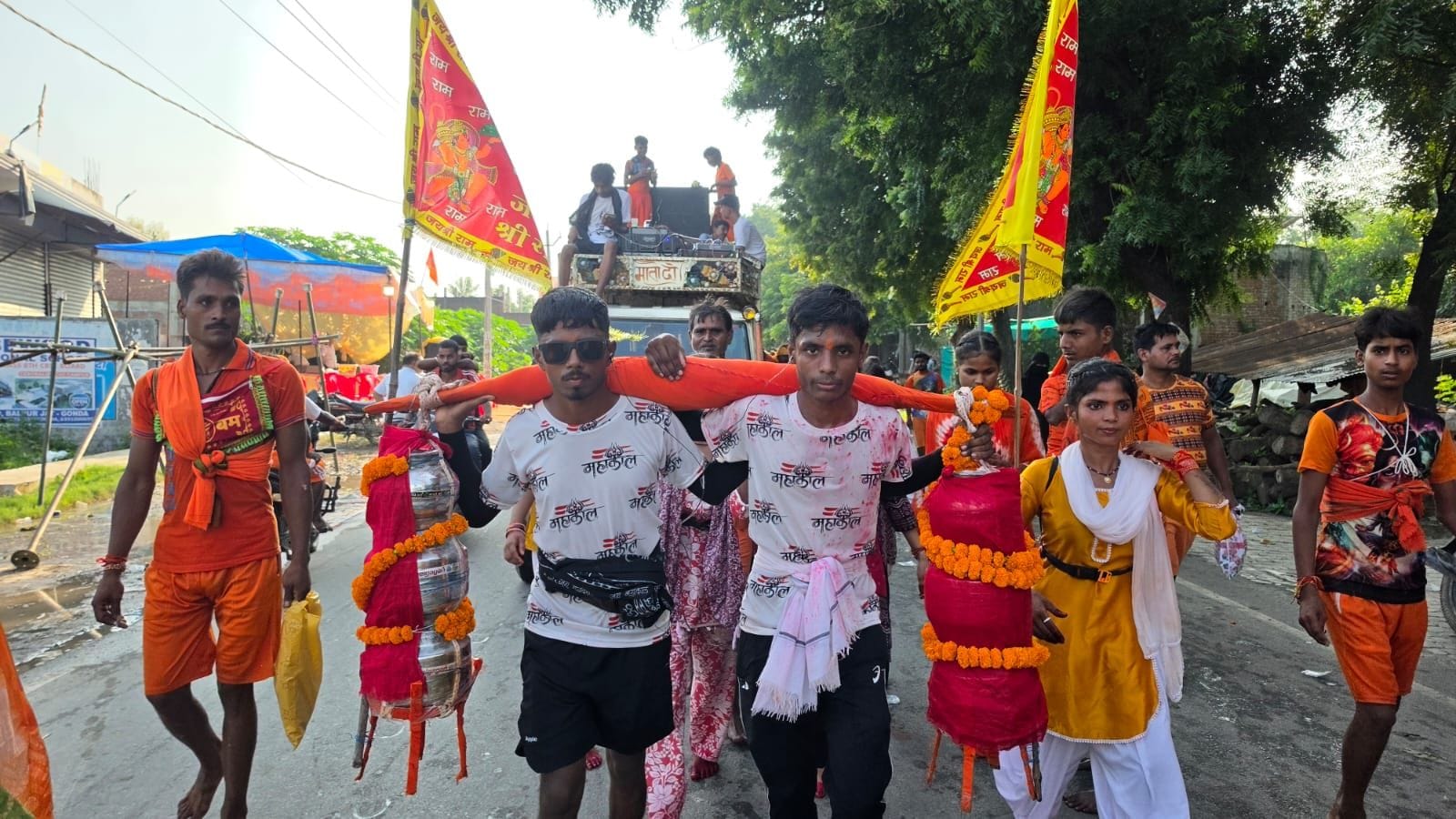 करनैलगंज में सरयू नदी से जल लेने के लिए उमड़े कांवड़िये। संवाद करनैलगंज में सरयू नदी से जल लेने के लिए उमड़े कांवड़िये। संवाद
