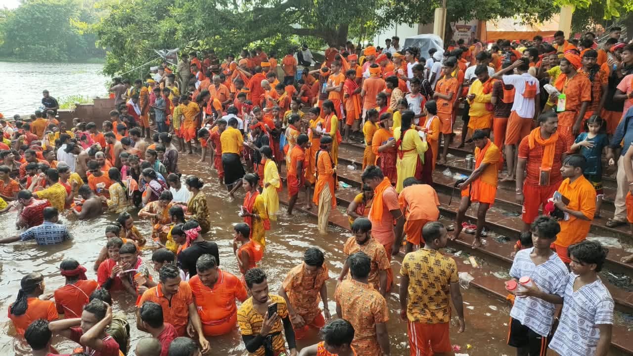 करनैलगंज में सरयू नदी से जल लेने के लिए उमड़े कांवड़िये। संवाद करनैलगंज में सरयू नदी से जल लेने के लिए उमड़े कांवड़िये। संवाद
