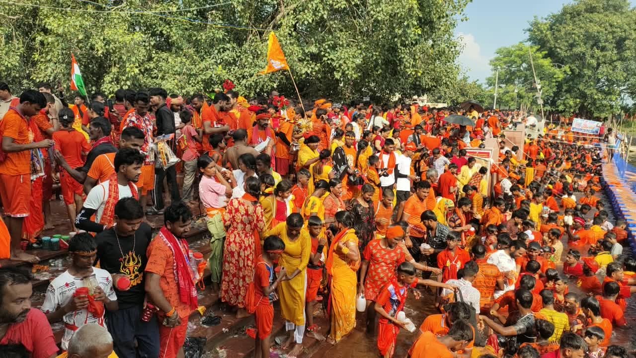 करनैलगंज में सरयू नदी से जल लेने के लिए उमड़े कांवड़िये। संवाद करनैलगंज में सरयू नदी से जल लेने के लिए उमड़े कांवड़िये। संवाद