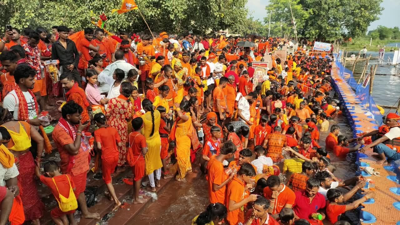करनैलगंज में सरयू नदी से जल लेने के लिए उमड़े कांवड़िये। संवाद करनैलगंज में सरयू नदी से जल लेने के लिए उमड़े कांवड़िये। संवाद