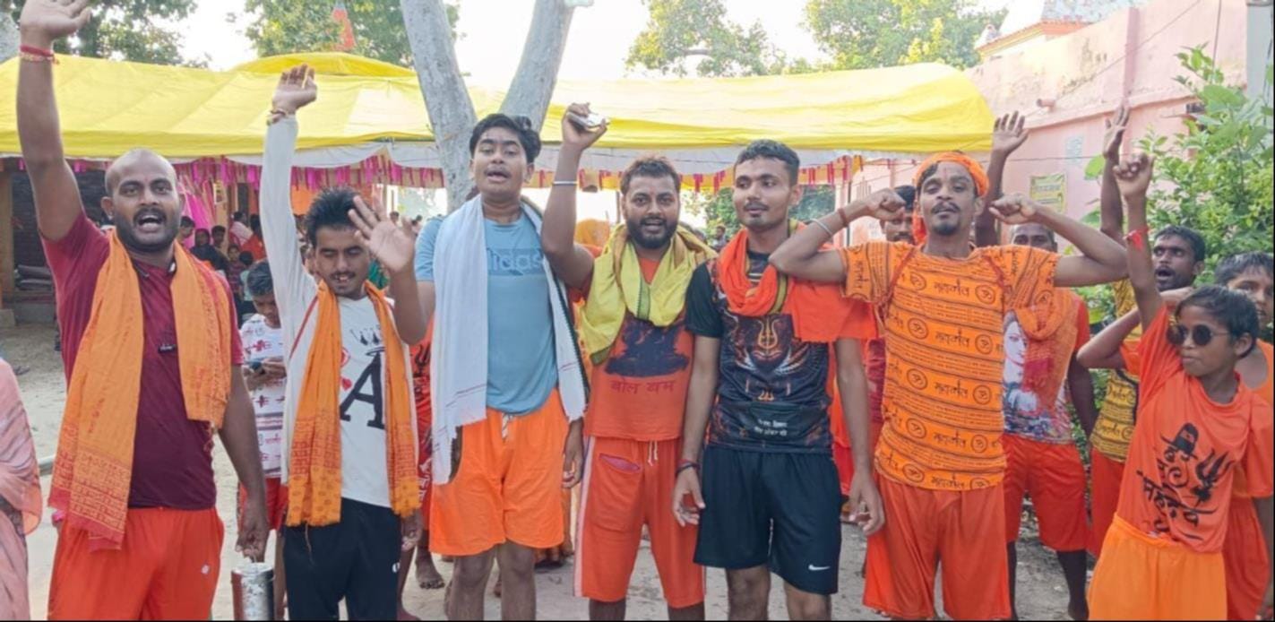 करनैलगंज में सरयू नदी से जल लेने के लिए उमड़े कांवड़िये। संवाद करनैलगंज में सरयू नदी से जल लेने के लिए उमड़े कांवड़िये। संवाद