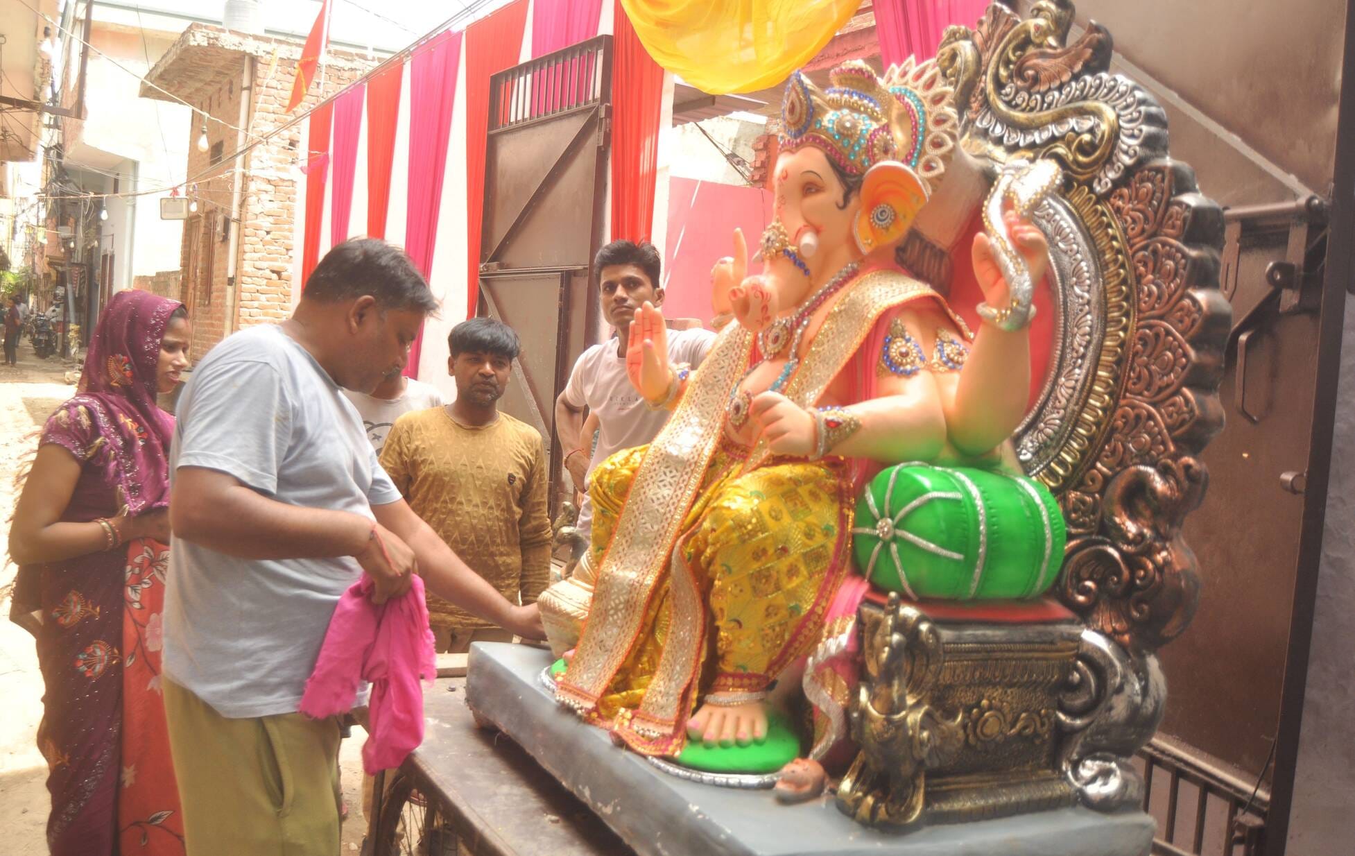 कोठी गेट बाजार में एक गोदाम में ऑर्डर पर तैयार की गई भगवान गणेश की मूर्ति। संवाद
