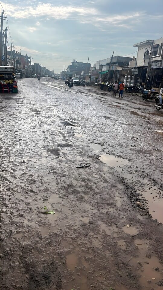 कैथल असंध मार्ग पर बारिश के बाद जमा कीचड़। संवाद कैथल असंध मार्ग पर बारिश के बाद जमा कीचड़। संवाद