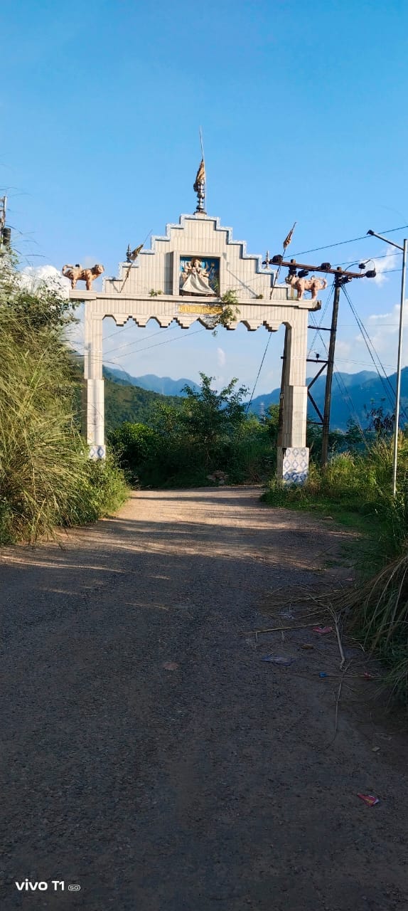 खस्ताहाल संगीरठीं गांव और जालपा माता मंदिर को जाने वाला रोड। संवाद