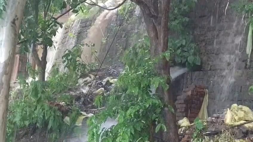 मेडिकल कॉलेज के पुरुष सर्जिकल वार्ड में पहुंचा पानी। स्रोत : वीडियो ग्रेब