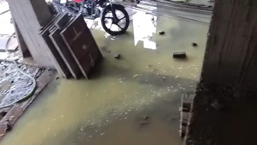 मेडिकल कॉलेज के पुरुष सर्जिकल वार्ड में पहुंचा पानी। स्रोत : वीडियो ग्रेब