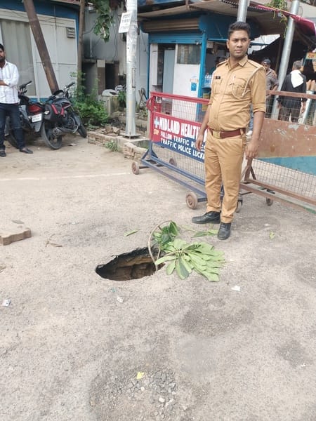महानगर में धंसी सड़क। 
