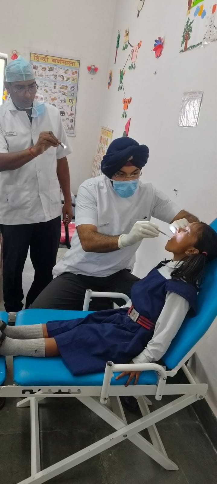 महानगर में धंसी सड़क। 