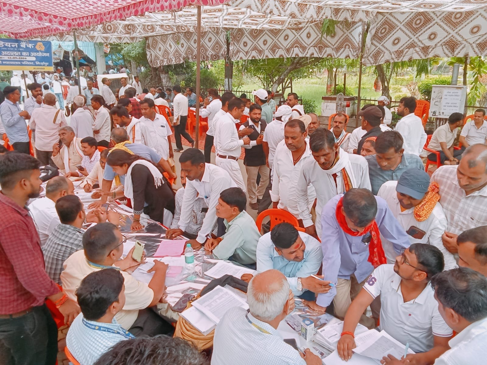मेहंदी रचो प्रतियोगिता में शामिल छात्राए।- सोशल मीडिया।