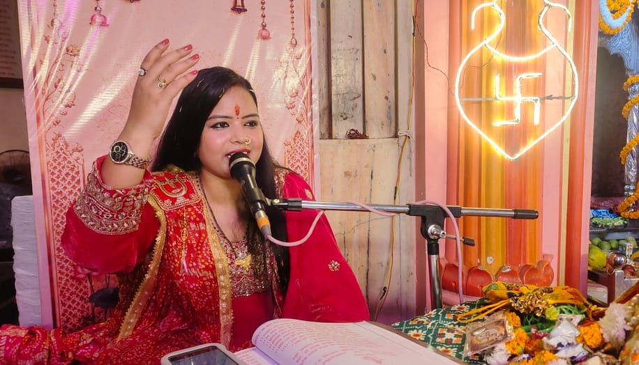 मारवाड़ी मंदिर में दादी सती के मंगल पाठ में मौजूद महिलाएं। संवाद