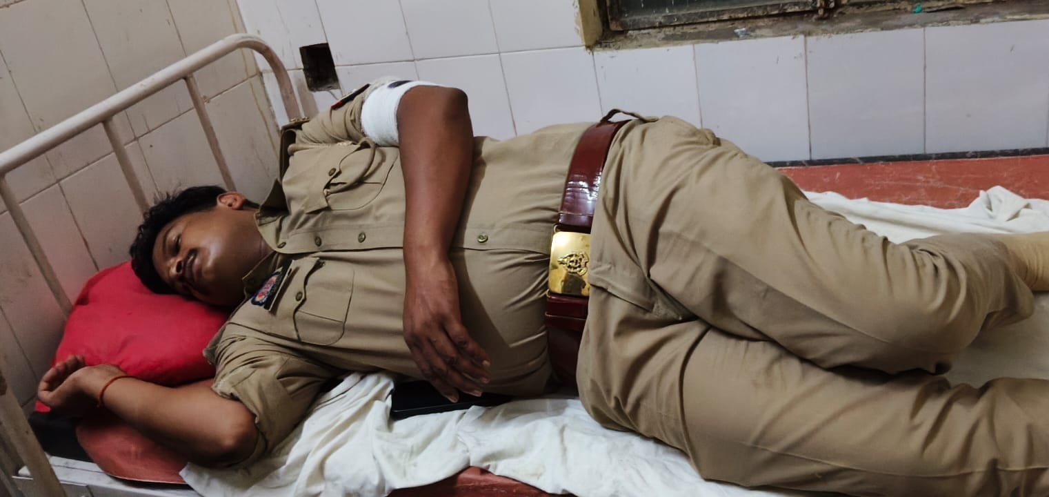 मुठभेड में घायल शिवम यादव को ले जाती पुलिस टीम। स्रोत मीडिया सेल मुठभेड में घायल शिवम यादव को ले जाती पुलिस टीम। स्रोत मीडिया सेल