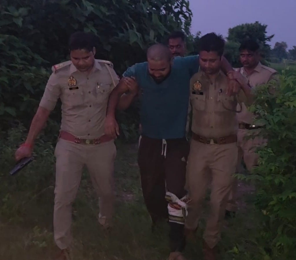 मुठभेड में घायल शिवम यादव को ले जाती पुलिस टीम। स्रोत मीडिया सेल मुठभेड में घायल शिवम यादव को ले जाती पुलिस टीम। स्रोत मीडिया सेल