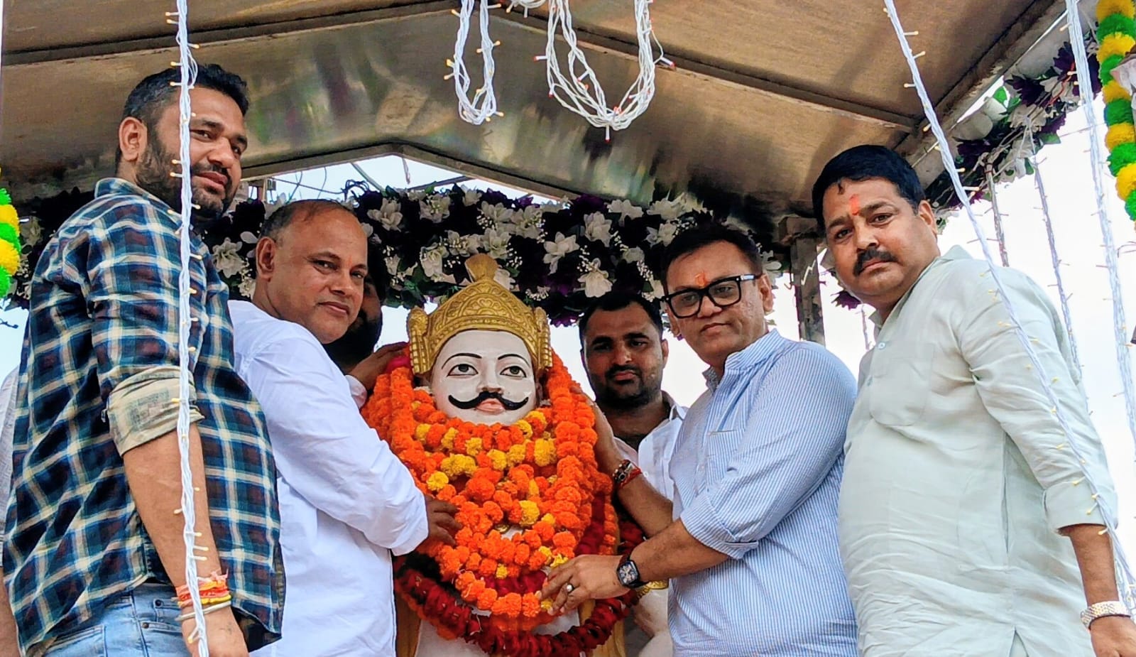 मवाना में मिहिर भोज की प्रतिमा पर माल्यार्पण करते किसान यूनियन के कार्यकर्ता स्रोत संवाद मवाना में मिहिर भोज की प्रतिमा पर माल्यार्पण करते किसान यूनियन के कार्यकर्ता स्रोत संवाद