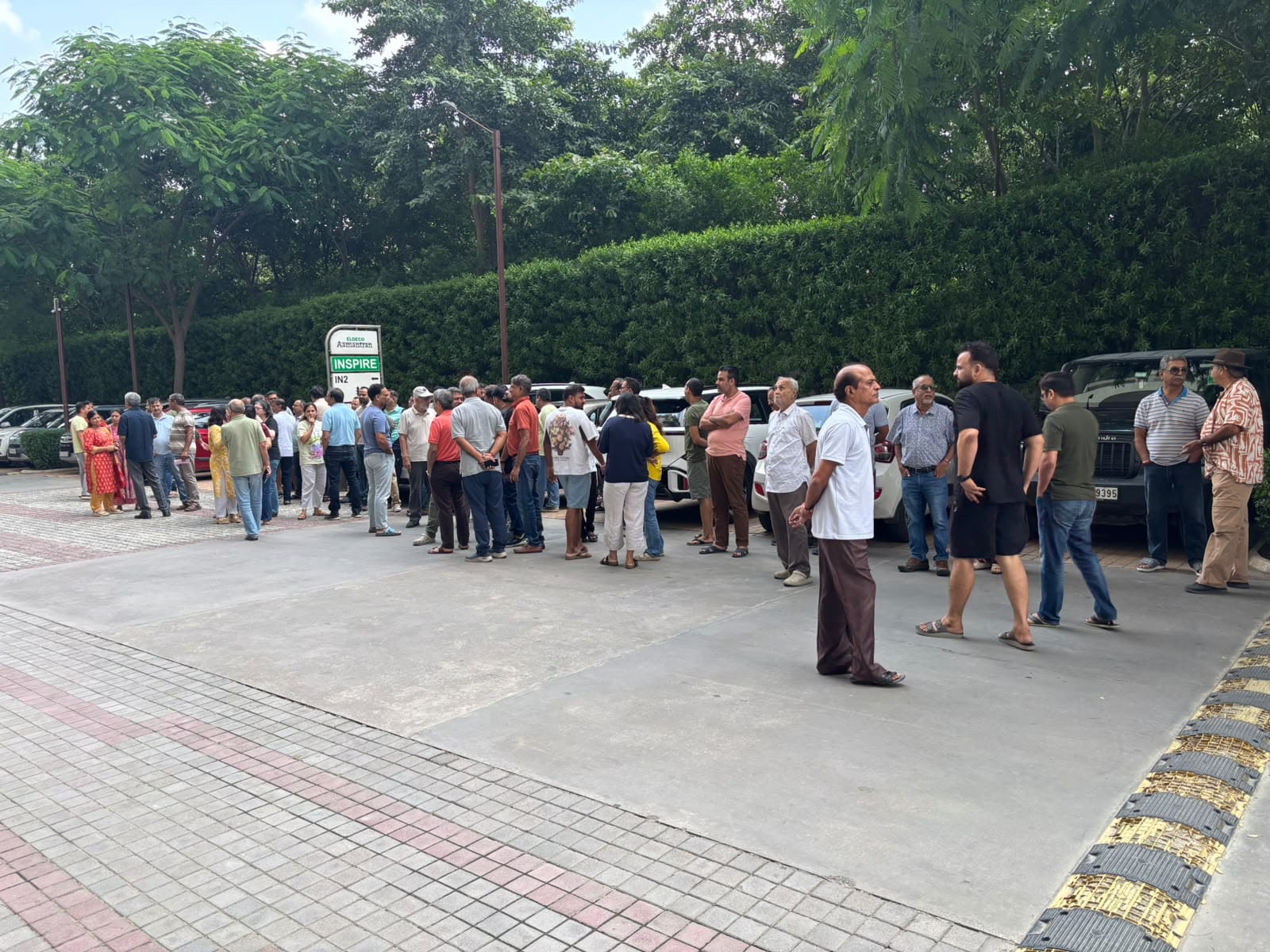 नोएडा एल्डिगो आमंत्रण सोसाइटी के निवासी प्रदर्शन करते हुए नोएडा एल्डिगो आमंत्रण सोसाइटी के निवासी प्रदर्शन करते हुए