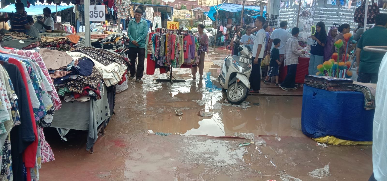 नाहन के चौगान मैदान में सिरमौर उत्सव के दौरान खरीदारी करते लोग। संवाद नाहन के चौगान मैदान में सिरमौर उत्सव के दौरान खरीदारी करते लोग। संवाद