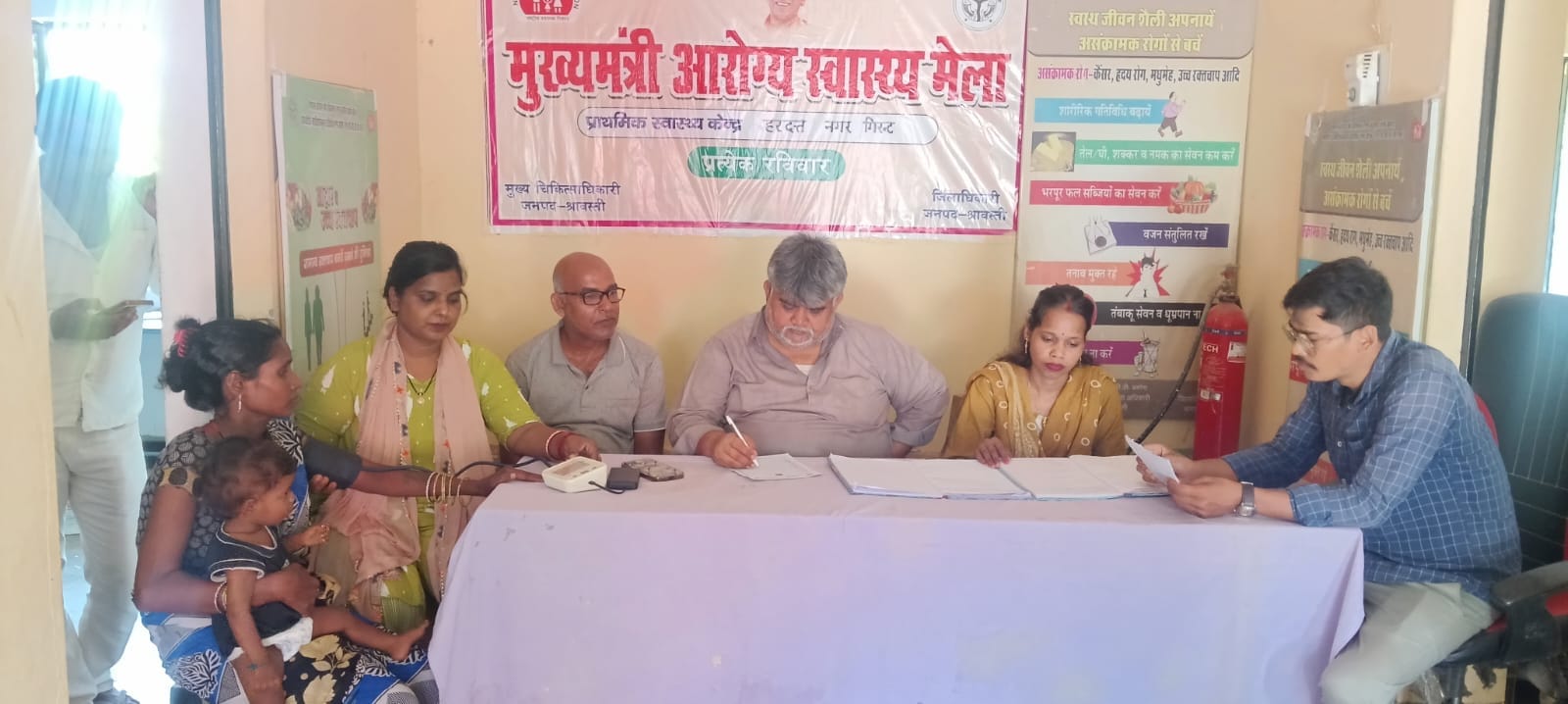 पीएचसी में मरीज इलाज करते चिकित्सक
