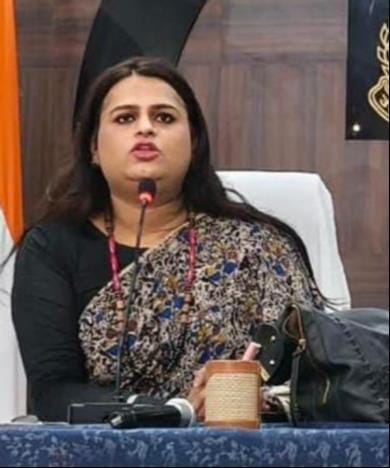 पुलिस लाइन में आयोजित कार्यशाला में जानकारी देतीं ट्रांसजेंडर कल्याण बोर्ड की सदस्य देविका देवे पुलिस लाइन में आयोजित कार्यशाला में जानकारी देतीं ट्रांसजेंडर कल्याण बोर्ड की सदस्य देविका देवे
