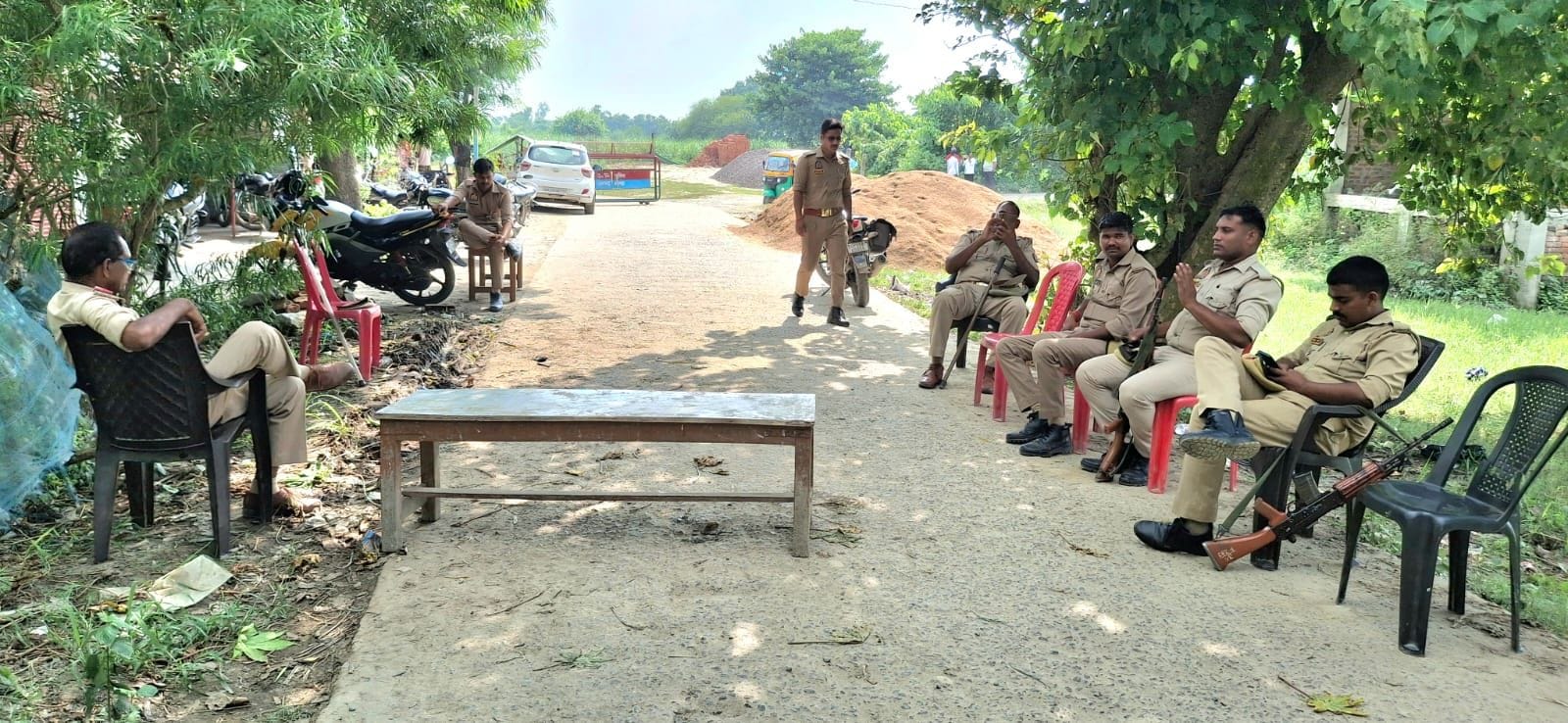 रेक्सड़िया गांव के रास्ते व विनोद के घर के पास तैनात पुलिस बल। संवाद