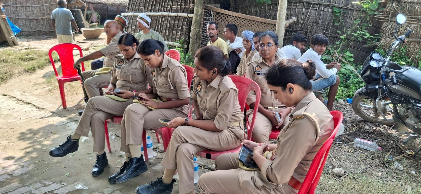 रेक्सड़िया गांव के रास्ते व विनोद के घर के पास तैनात पुलिस बल। संवाद
