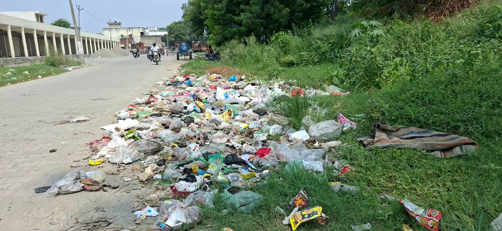 रेलवे कॉलोनी से कचरे के ढेर की सफाई करते कर्मचारी। संवाद रेलवे कॉलोनी से कचरे के ढेर की सफाई करते कर्मचारी। संवाद