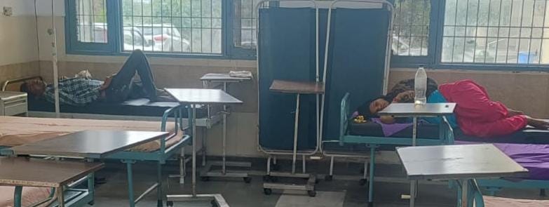 सड़क हादसे के बासद केएमपी एक्सप्रेसवे पर बैठे घायल श्रद्धालु। सड़क हादसे के बासद केएमपी एक्सप्रेसवे पर बैठे घायल श्रद्धालु।