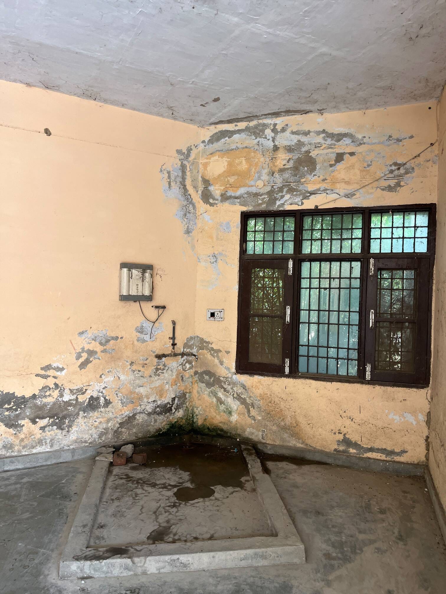 स्कूल भवन में लड़कियों के शौचालय पर लटकता ताला। संवाद स्कूल भवन में लड़कियों के शौचालय पर लटकता ताला। संवाद