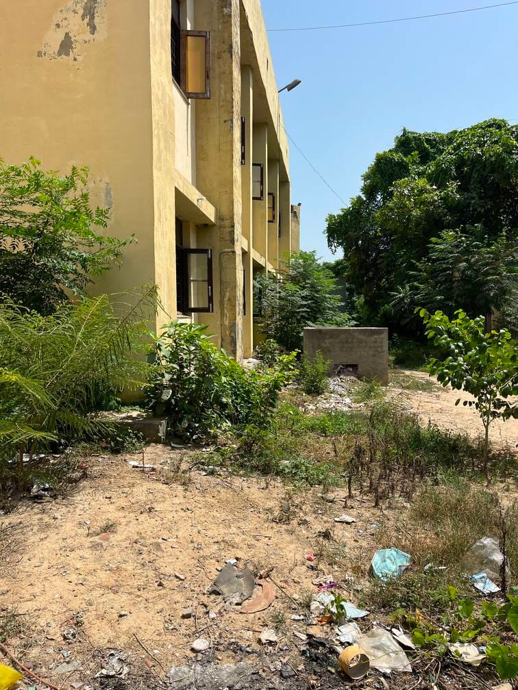स्कूल भवन में लड़कियों के शौचालय पर लटकता ताला। संवाद स्कूल भवन में लड़कियों के शौचालय पर लटकता ताला। संवाद