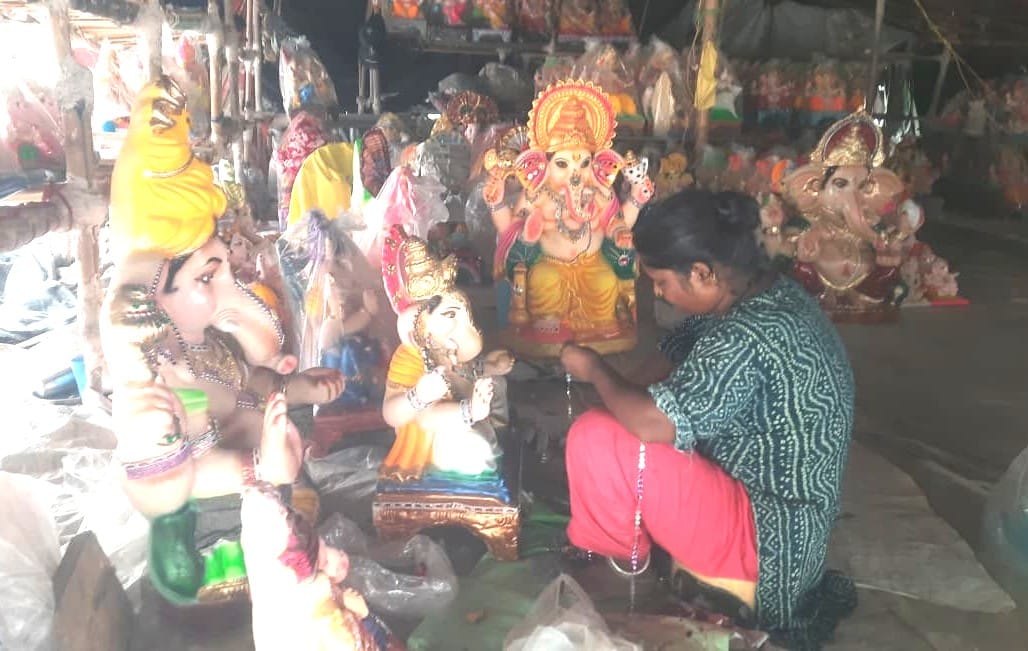 सेक्टर-17 में दुकान पर गणेश की मूर्ति पसंद करते श्रद्धालु। संवाद सेक्टर-17 में दुकान पर गणेश की मूर्ति पसंद करते श्रद्धालु। संवाद
