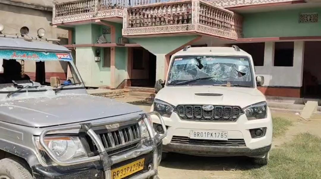 समस्तीपुर जिले के हलई थाना क्षेत्र स्थित बनवीरा गांव में छापेमारी करने पहुंची उत्पाद विभाग की क समस्तीपुर जिले के हलई थाना क्षेत्र स्थित बनवीरा गांव में छापेमारी करने पहुंची उत्पाद विभाग की क