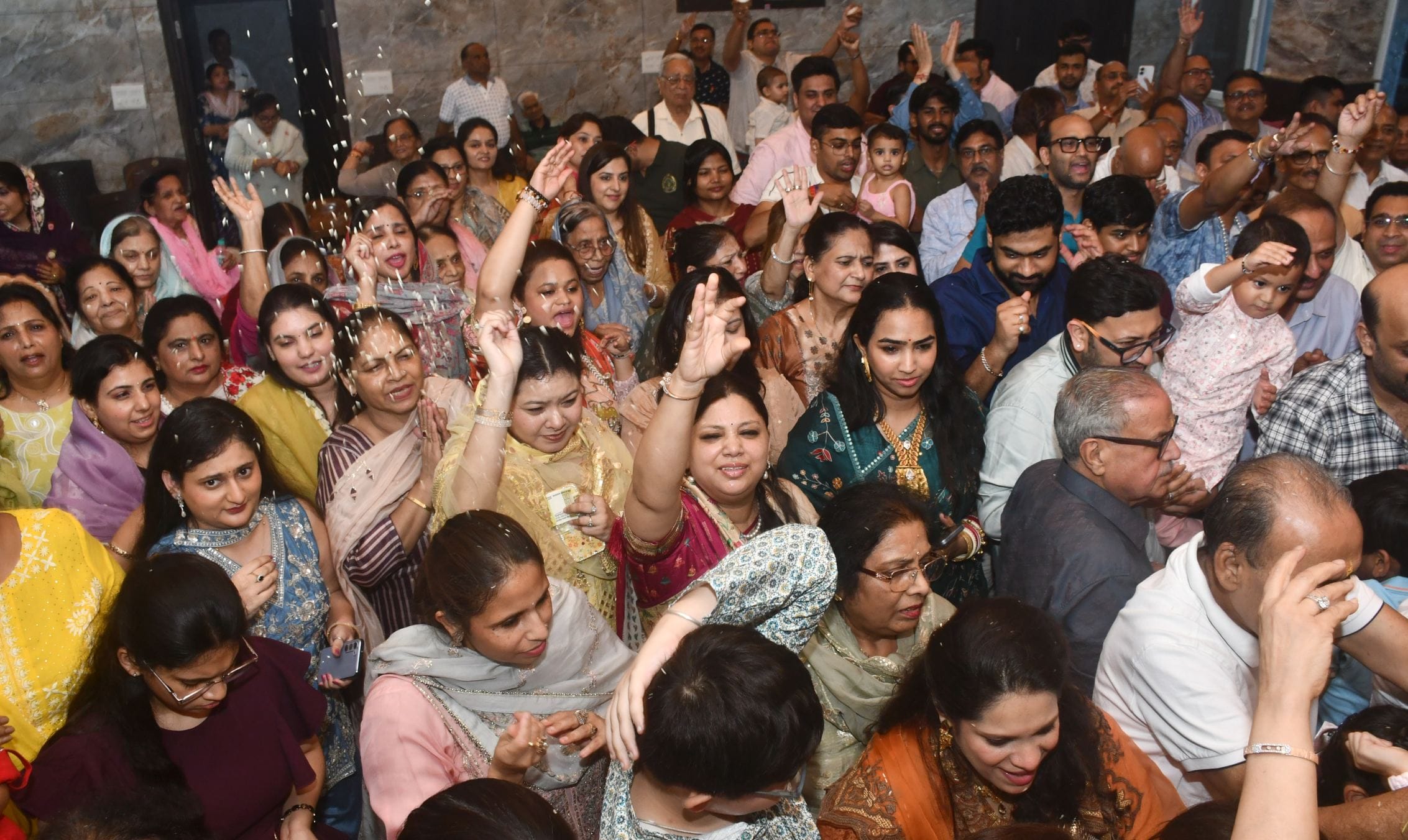 सिविल लाइन जैन मंदिर में आयोजित कार्यक्रम में भागवान का पालना झूलाते श्रद्धालु । संवाद सिविल लाइन जैन मंदिर में आयोजित कार्यक्रम में भागवान का पालना झूलाते श्रद्धालु । संवाद