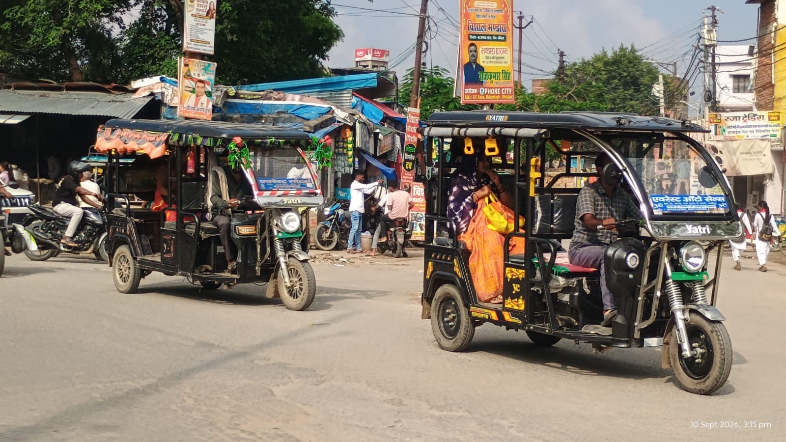 शहर के सिटी रेलवे स्टेशन के गेट पर खड़े बिना कोडिंग के ई-रिक्शें। संवाद