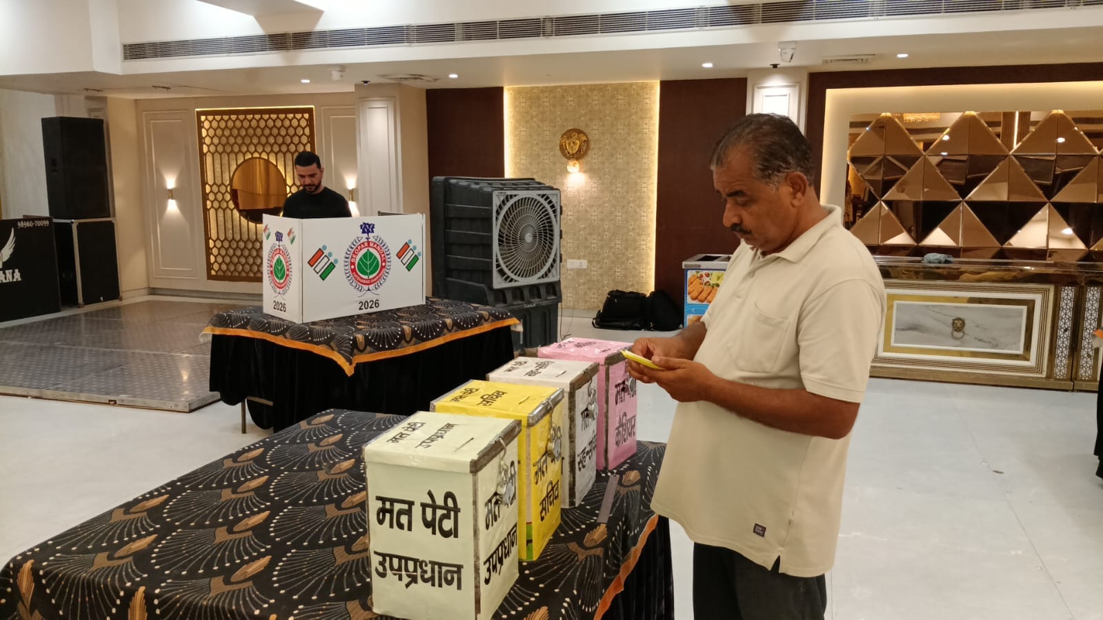 शहर के दीप होटल में मतदान करने पहुंचे विधायक व व्यापरी बलवान सिंह दौलतपुरिया शहर के दीप होटल में मतदान करने पहुंचे विधायक व व्यापरी बलवान सिंह दौलतपुरिया